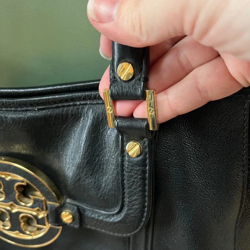 Tory Burch Amanda Hobo Black Pebbled Leather Gold‎ Logo Medallion Shoulder Bag